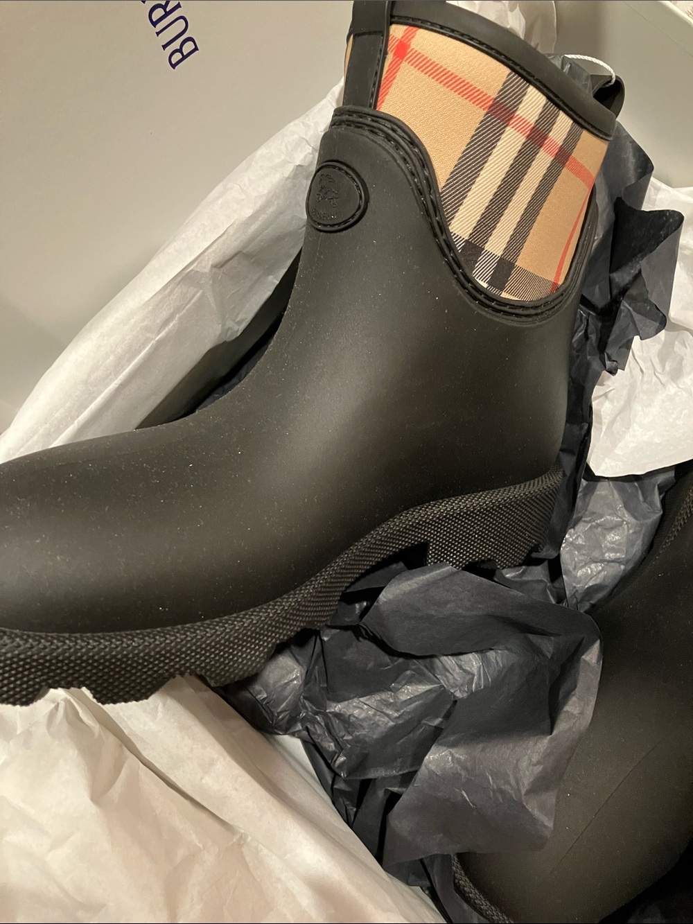 Burberry Black Rain Boots with Beige Vintage Check - Picture 3 of 12